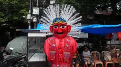 Sebuah ondel-ondel dipajang di Pasar Gaplok, Senen, Jakarta Pusat, yang dikenal sebagai "Kampung Ondel-ondel"