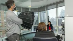 تقوم نيكول مول من المساعدة القانونية والمخرج ديفيد سيمبسون بعمل فيديو مخفف لأحد العملاء
