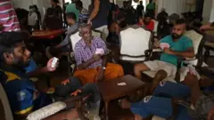 المتظاهرون يقتحمون قصر الرئاسة في سريلانكا