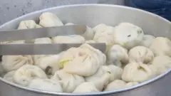 உத்தரப் பிரதேச மாநிலம் தியோரியா மாவட்டத்தில், ஏழாம் வகுப்பு படிக்கும் சிறுவன் ஒருவன் வீட்டில் இருந்த சுமார் 85 லட்சம் ரூபாய் மதிப்பிலான நகைகளை மோமோஸ் விற்பனையாளர்களுக்குக் கொடுத்ததாகக் கூறுகிறார் அவரது குடும்பத்தினர்.
