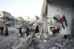 صورة رسمها فنان فلسطيني بعد عودته إلى منزله مع وقف إطلاق النار.
رفح، غزة، في 20 يناير/كانون الثاني 2025