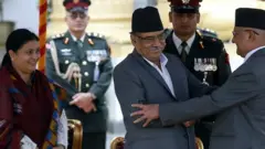 प्रचण्ड र ओली राष्ट्रपतिका साथ