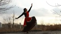 महिला अधिकारों से जुड़ी एक कार्यकर्ता अमना नवाज़ ख़ान क्लासिकल डांसर भी हैं.