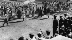 Ụmụnwaanyị mere ngagharịiwe n'obodo Durban, mba Saụt Afrịka n'afọ 1959