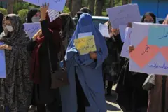 یو شمېر مېرمنو لاریون کړی دی
