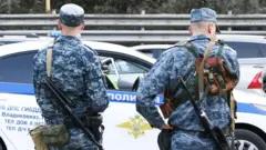 Архивное фото - сотрудники полиции на дороге в сторону КПП "Верхний Ларс" 28 сентября 2022 года