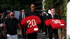 Kapiten Liverpula Virdžil van Dajk i igrač Liverpula Endru Robertson stižu na dan sahrane portugalskog fudbalera Liverpula Dioga Žote i njegovog brata Andrea Silve, koji su poginuli u saobraćajnoj nesreći blizu Samore, u Španiji, blizu kapele Vaskrsenja, u Gondomaru, Portugal, 5. jula 2025.