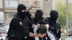 ماموران نقاب‌دار پلیس فردی را که به سرقت و زورگیری متهم بود، سوار بر وانت در محله مشیریه تهران گرداندند، کتک زدند و تحقیر کردند