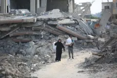 Palestinos buscan entre los escombros de sus casas devastadas alguna pertenencia que aún pueda usarse después del ataque aéreo israelí que tuvo como objetivo varias viviendas.
