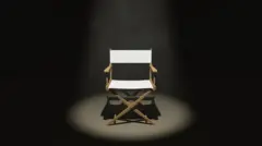 كرسي مخرج تحت الضوء وسط غرفة مظلمة