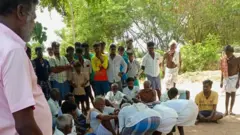 காலில் விழ வைக்கும் புகைப்படம்