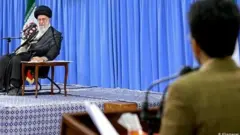 آقای خامنه ای زمانی خطاب به کسانی که می گویند "چرا به رهبری انتقاد نمی کنند" گفت: "عیب‌جویی از رهبری مگر چه حُسنی دارد؟ رهبری‌ که... اشاره‌ انگشتش باید بتواند در یک لحظه خطرناک و حسّاس، مردم را به جانفشانی وادار کند"