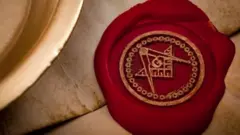 Organização só para convidados, que faz reuniões a portas fechadas e atraiu celebridades da História, desperta suspeitas de exercer influência em esferas do poder.