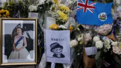9月12日，香港市民在英領館前向女王致哀。