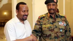 ጠቅላይ ሚንስትር ዐብይ አሕመድ ከወታደራዊ መሪ ሌተናንት ጀኔራል አብደል ፈታህ አል ቡርሃን