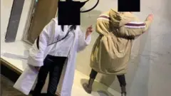 خبرگزاری فارس این عکس را منتشر کرده و گفته یک لباس فروشی در کرمانشاه این عکس‌ها را در صفحه اینستاگرام خود گذاشته است
