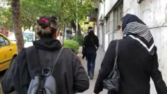 نساء في الشارع