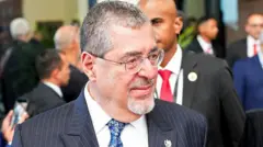 O presidente da Guatemala, Bernardo Arévalo, retira-se após a cerimônia que comemora o 200º aniversário do Congresso Anfictiônico do Panamá, na Cidade do Panamá, em 22 de junho de 2026