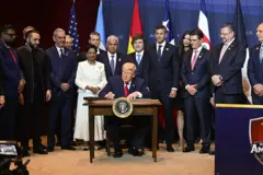 Trump rodeado por los 12 invitados a la cumbre de Doral.