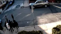 トルコ出身の留学生を覆面姿の米入管当局者が路上で拘束した際の、動画の一部（3月25日、米マサチューセッツ州）