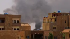 دخان يتصاعد جراء قصف في إحدى مناطق السودان