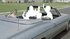 Família em um carro. Os pais são retratados apenas por meio de uma sombra