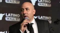 Fernando Cerimedo habla con un micrófono en la mano durante un evento en Mar-a-Lago, Florida, Estados Unidos, en febrero de 2026.