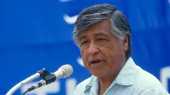 Primer plano del presidente de United Farm Workers, César Chávez, con fondo azul, mientras habla ante el micrófono a una multitud de simpatizantes durante un mitin de apoyo al candidato presidencial Jesse Jackson, el 4 de junio de 1988 en McFarland, California. (Foto de Getty Images/Bob Riha, Jr.)
