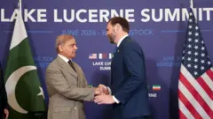 Pakistan Başbakanı Şehbaz Şerif ve ABD Başkan Yardımcısı JD Vance Lucerne Gölü Zirvesi yazılı arka plan önünde ve Pakistan ve Amerikan bayraklarının arasında tokalaşıyor