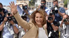 Французская актриса Натали Бай позирует 19 мая 2016 года во время фотосессии к фильму «Это всего лишь конец света» (Juste La Fin Du Monde) на 69-м Каннском кинофестивале в Каннах