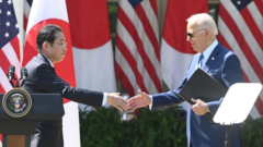 기시다 후미오 일본 총리와 악수하는 조 바이든 미국 대통령