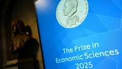 Телевизор с надписью "Приз в области экономических наук"