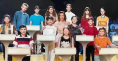 Vestindo uma camiseta vermelha, Oleksandr Ivanov aparece entre 13 meninos e meninas dispostos em três filas atrás de púlpitos brancos, diante de uma plateia em um estúdio de TV. Ao centro, uma apresentadora, usando uma blusa em tom pêssego, abraça duas das crianças