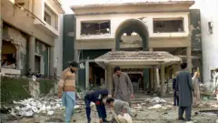 19 نومبر 1995 کو پاکستانی حکام اسلام آباد میں مصری سفارتخانے میں دھماکے کے بعد جائے وقوعہ کا معائنہ کر رہے ہیں