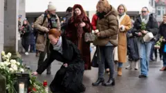 Ljudi polažu cveće u Valeu, u Švajcarskoj
