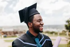 Un jeune diplômé souriant