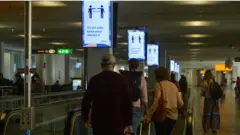 Amsterdam Schipol Havalimanı'ndaki sosyal mesafe uyarıları