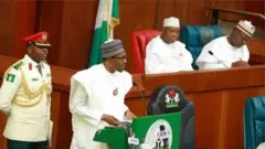 Onyeisiala Buhari mgbe ọ na-enye bọọjetị 2019