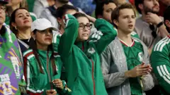 Hinchas de México siguen el partido contra Inglaterra.