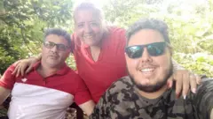 Renan sorri com os pais, Valmírio Cardoso e Maria de Jesus