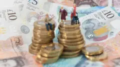 Kovanice, papirni novac i figure starijih ljudi