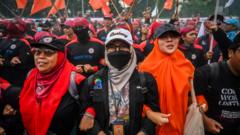 ribuan-buruh-demonstrasi-di-gedung-dpr-naikkan-upah-murah-karena-upahnya-dpr-saja-naik-rp3-juta-sehari