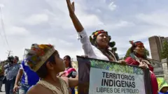 Mujer luchando contra el petroleo en los territorios indigenas. 