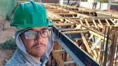 Rodrigo Silva em foto na época em que trabalhava como armador em construções em São Paulo