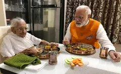નરેન્દ્ર મોદી હીરાબા સાથે