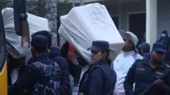 मतपेटिका ढुवानी गरिँदै