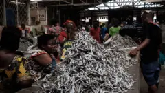 Abagore bacuruje indagara (injanga) mu isoko i Bujumbura, ku itariki ya 16 y'ukwezi kwa gatatu mu 2022