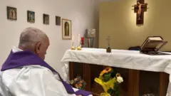 Papa Francisco rezando em capela do hospital