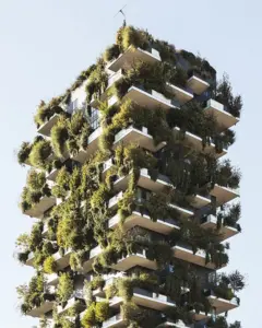 Detalhe do complexo Bosco Verticale, a primeira floresta vertical do mundo, em Milão (Itália)