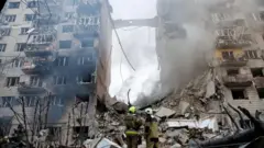 Спасательные работы у обрушившегося дома в Соломенском районе Киева